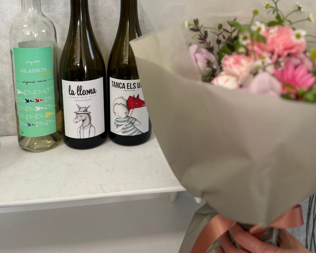 韓式花束とワインの写真